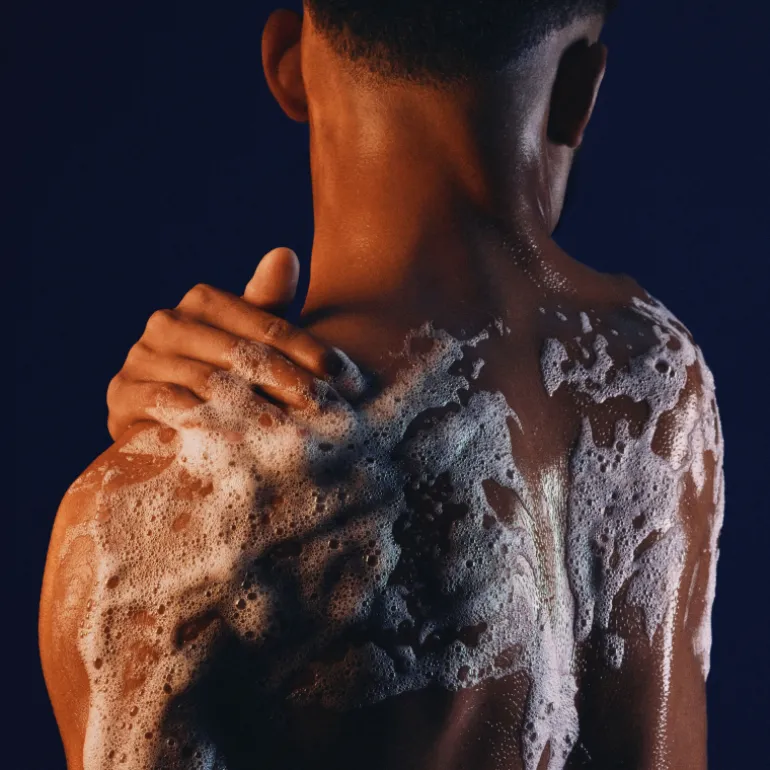 SauvageGel douche corporel parfumé - nettoie, rafraîchit et parfume la peau.